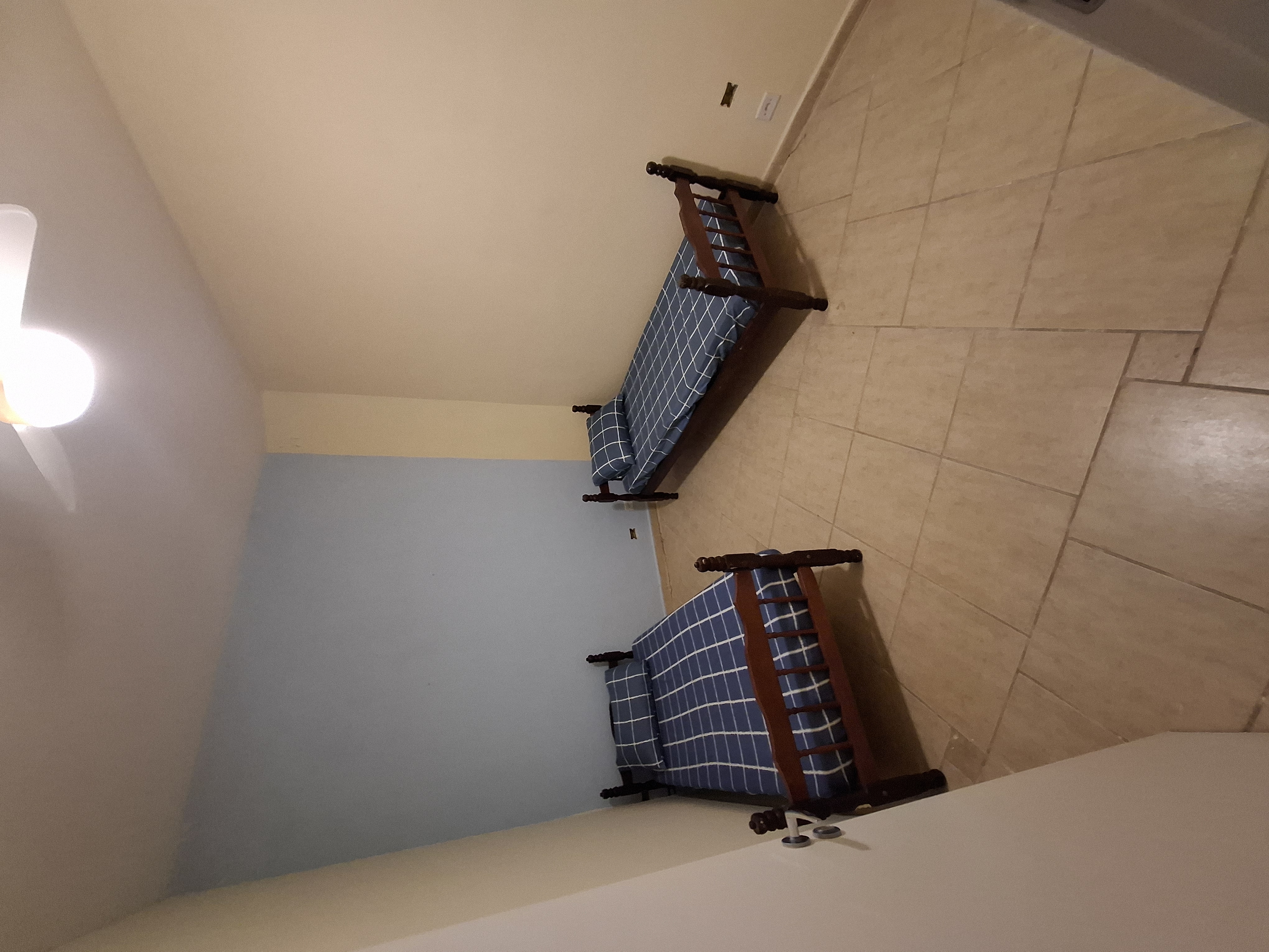 Quarto com duas camas de solteiro