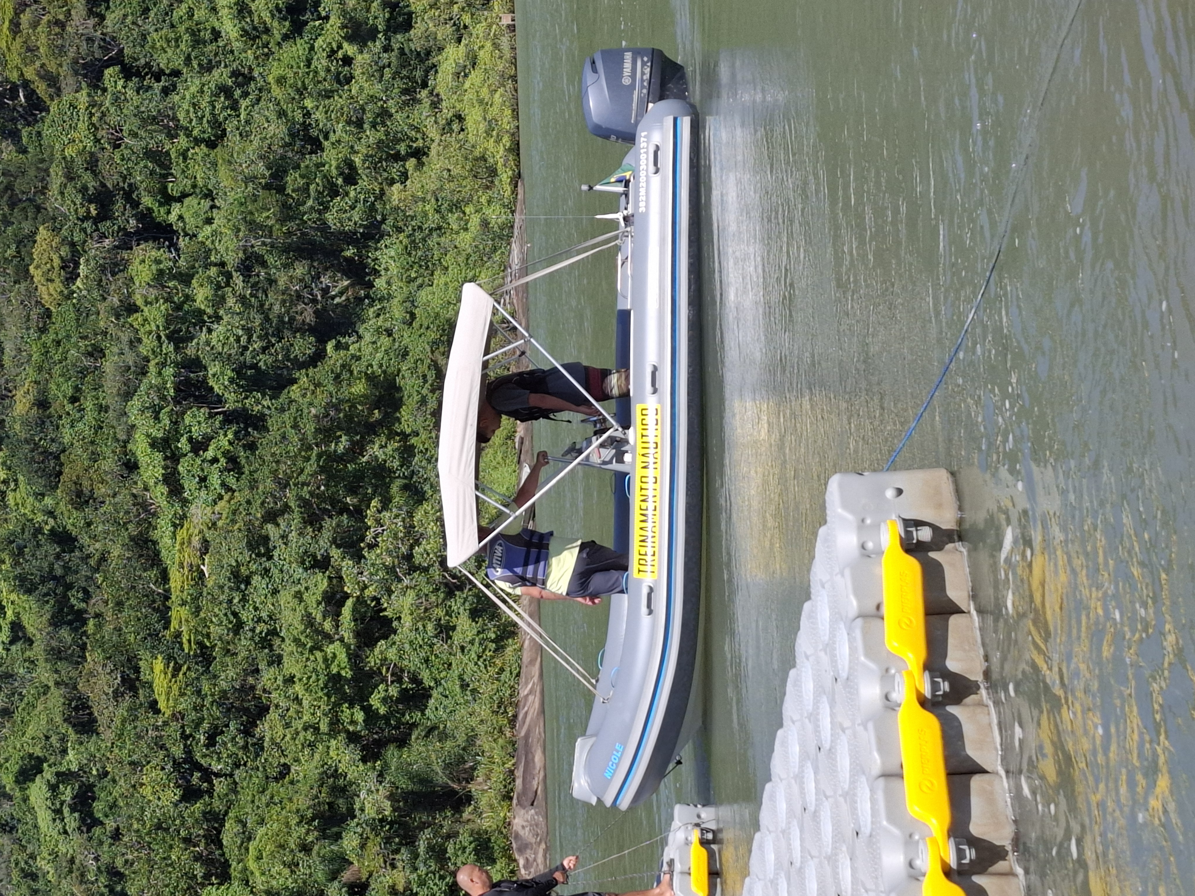 Bote de treinamento náutico no deck flutuante